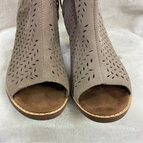 TOMS MAJORCA khaki suede cut out PEEP TOE BOOTIES. Size 9 - Picture 10 of 16